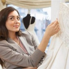 كيفية اختيار فستان الزفاف المناسب
