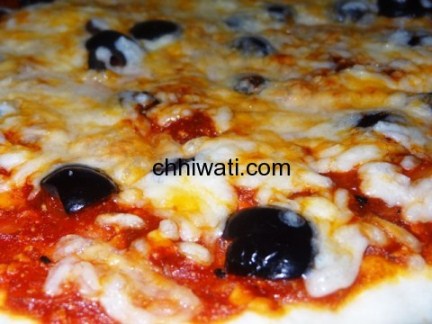 وصفة بيتزا سهلة بالفروماج و الزيتون بالصور لمراحل التحضير7