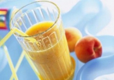 عصير الخوخ والبرتقال لصيف منعش