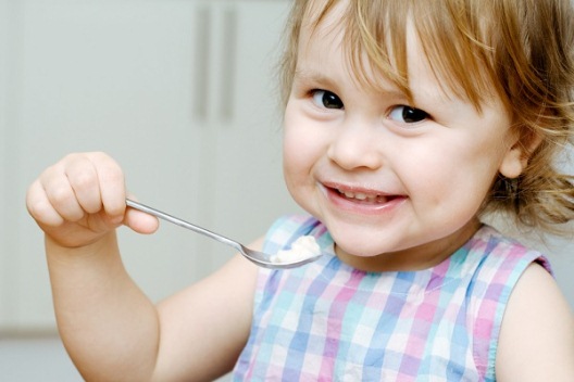 دليلك المتكامل لإطعام طفلك بعد انتهاء عامه الأول