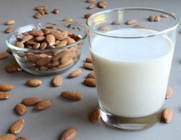 وصفة الحليب واللوز لتفتيح البشرة السمراء